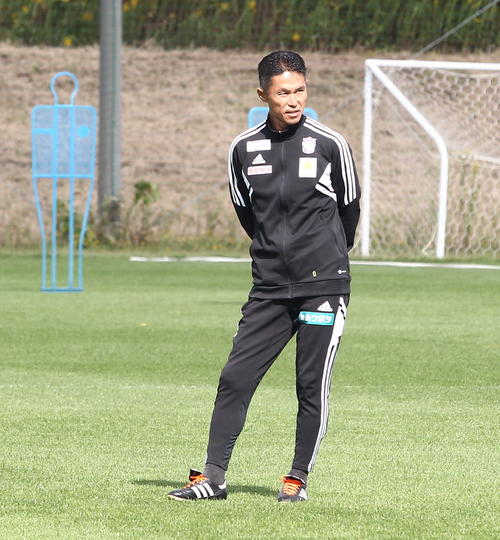 練習する選手を見つめるJ2新潟の松橋監督