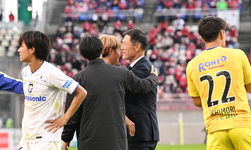 鹿島対G大阪　試合後、1部残留が決まりG大阪松田監督（中央右）は宇佐美と抱き合って喜ぶ（2022年11月5日撮影）