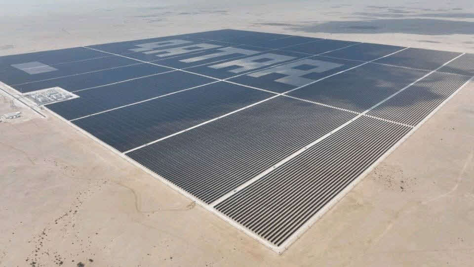 カタールの砂漠の中に建設された同国で初めての太陽光発電所（空撮）
