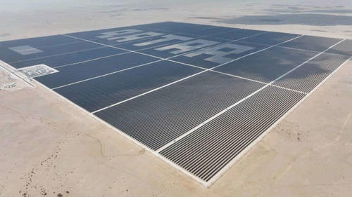 カタールの砂漠の中に建設された同国で初めての太陽光発電所（空撮）