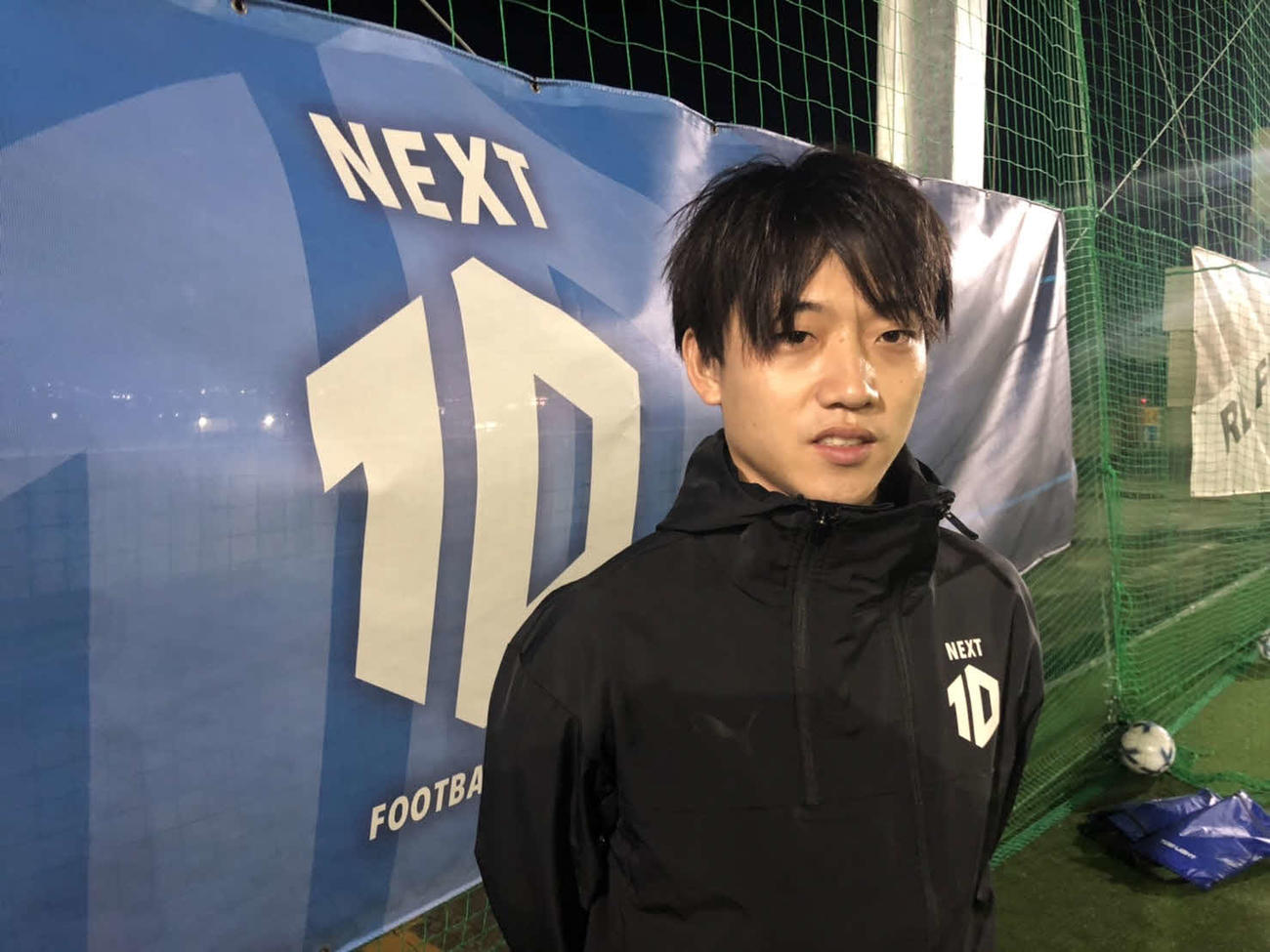 尼崎市内で取材に応じる堂安の兄・憂さん