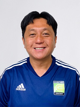 堂安を幼稚園から小6まで指導した鈴木大人コーチ（クーバーコーチングジャパン提供）