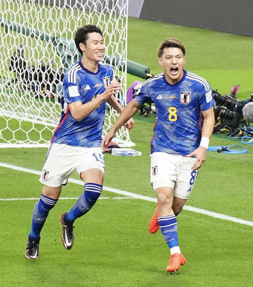 日本対ドイツ　後半、ゴールを決め、雄たけびを上げる堂安（右）（2022年11月23日撮影）
