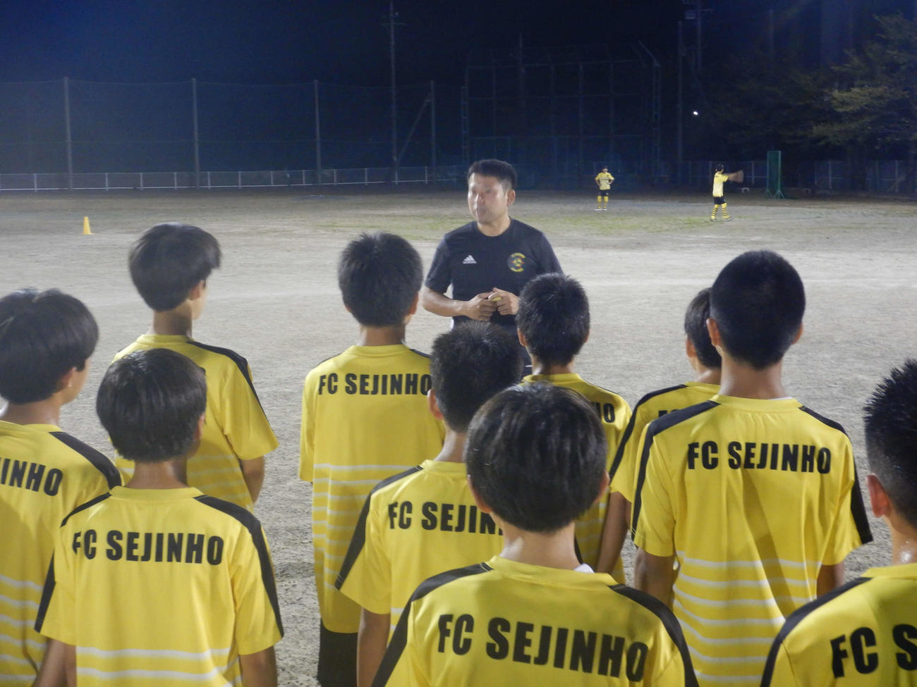 セジニョサッカースクールのジュニアユースチームに所属する選手たちを指導する斉藤誠司さん（斉藤さん提供）