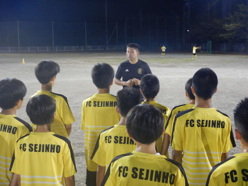 セジニョサッカースクールのジュニアユースチームに所属する選手たちを指導する斉藤誠司さん（斉藤さん提供）