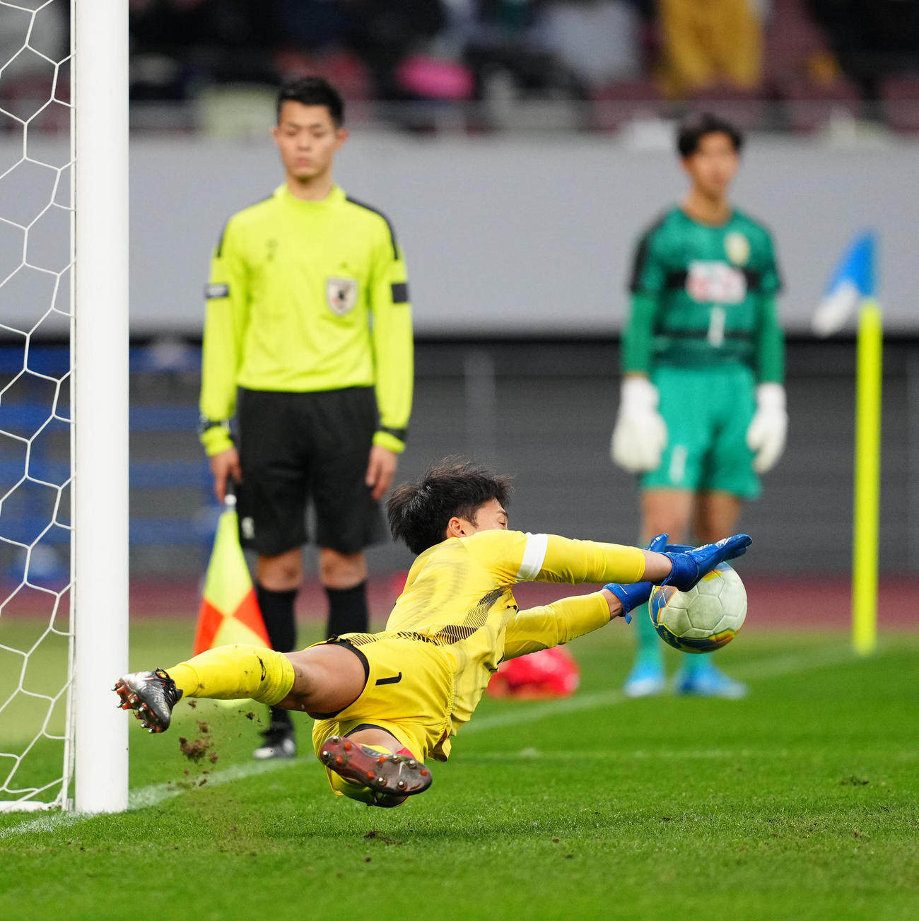 東山対大津　PK戦で2人目のシュートを止める東山GK佐藤（2023年1月7日）