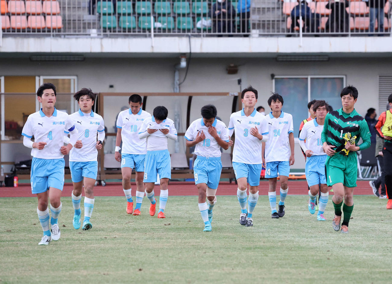 高川学園対東山　敗戦し応援席にあいさつに向かう高川学園の選手たち（2023年1月2日撮影）