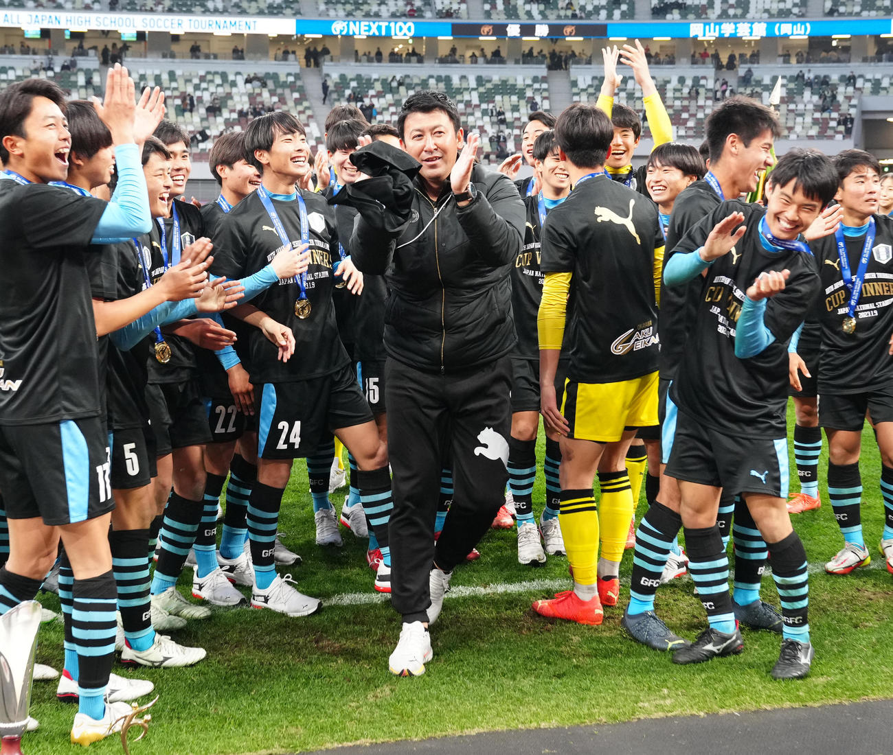 拍手する岡山学芸館・高原良明監督（2023年1月9日撮影）