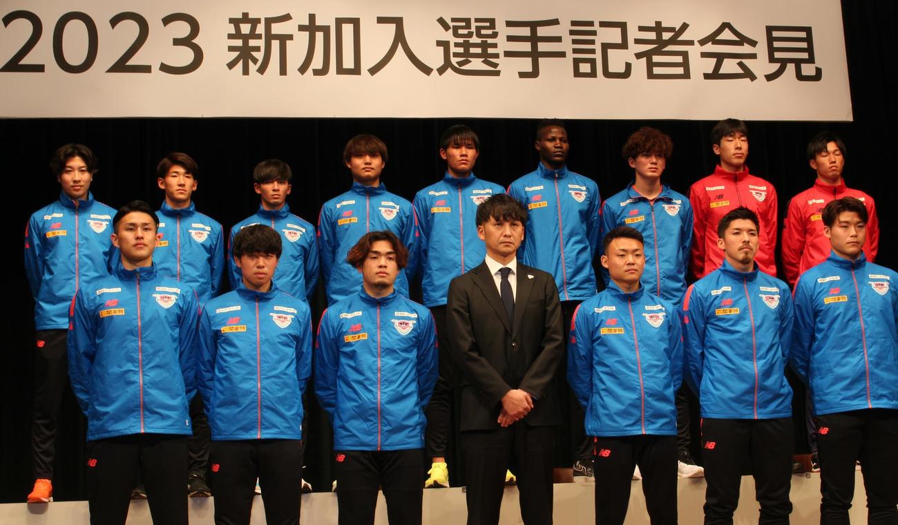 22年1月11日、鳥栖の新加入選手記者会見が行われ、川井健太監督（前列中央）を中心撮影に臨む新入団の選手たち。前列右から3人目が河原創（撮影・菊川光一）