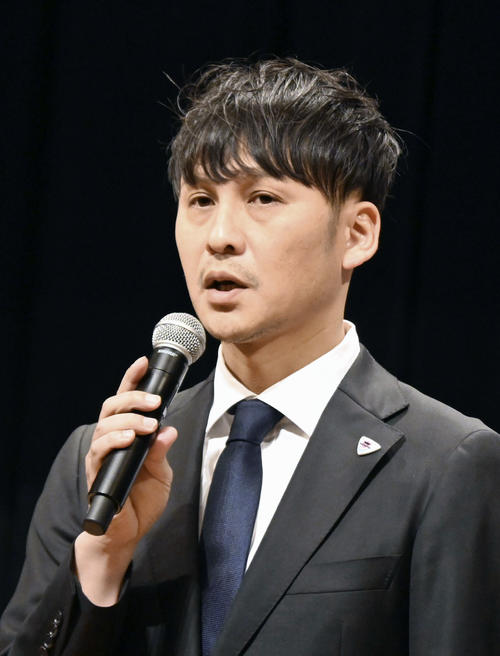 新体制発表の記者会見で抱負を述べる、鳥栖の川井監督（共同）