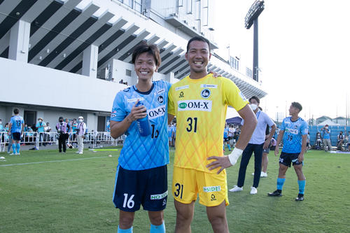 笑みを浮かべる笠原（右）と町田蘭次郎（C）FC大阪