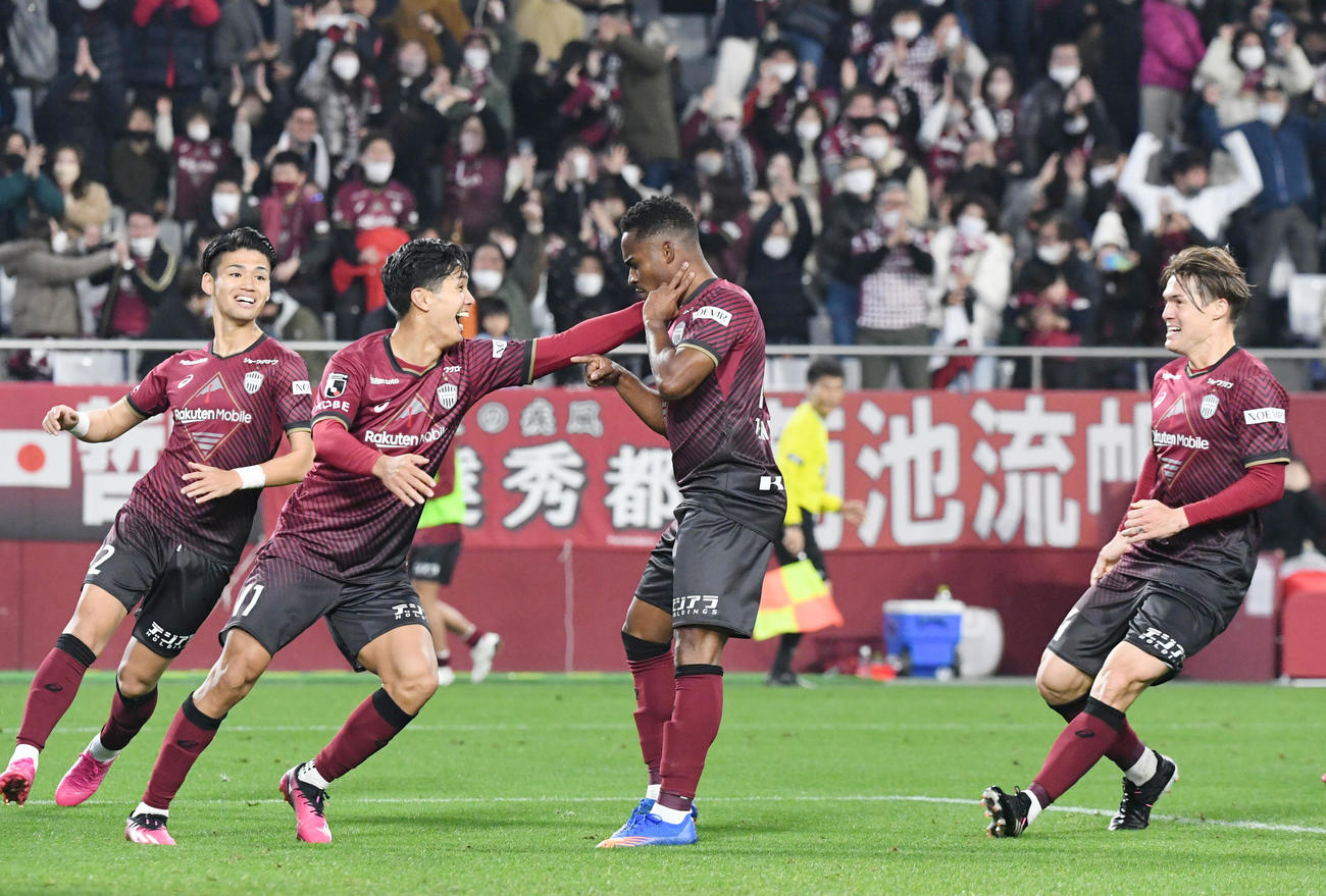 神戸対福岡　後半、先制点を決めチームメートと喜ぶFWジェアン・パトリッキ（右から2人目）（撮影・滝沢美穂子）