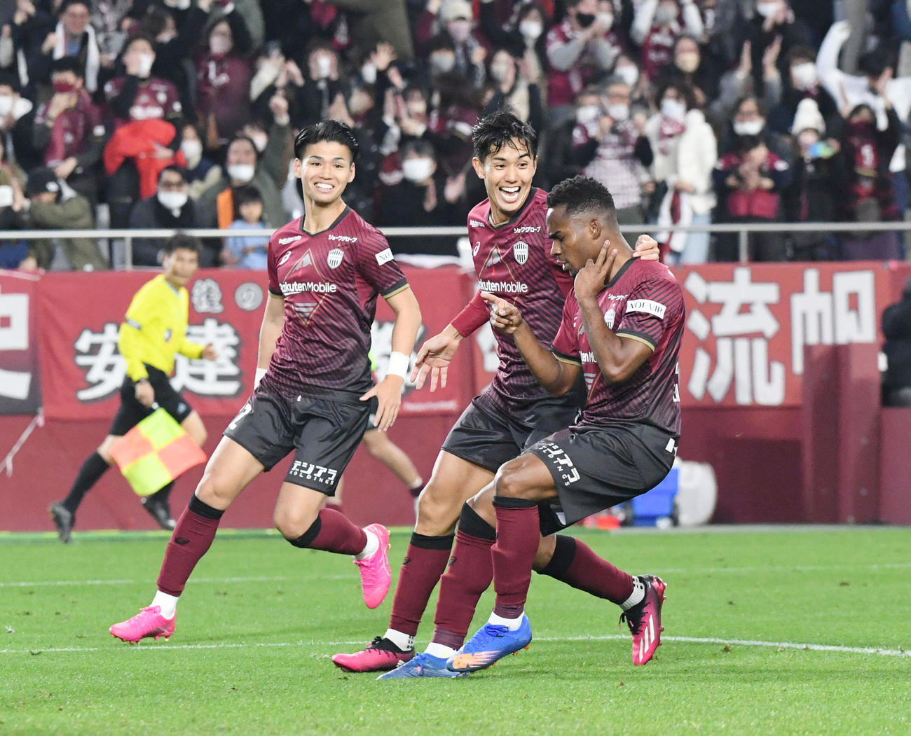 神戸対福岡　後半、先制点を決めチームメイトと喜ぶFWジェアン　パトリッキ（右）（撮影・滝沢美穂子）