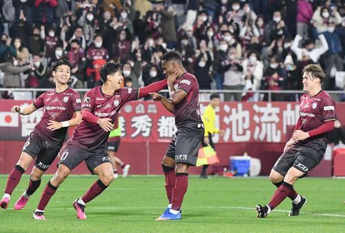 神戸対福岡　後半、先制点を決めチームメートと喜ぶFWジェアン・パトリッキ（右から2人目）（撮影・滝沢美穂子）
