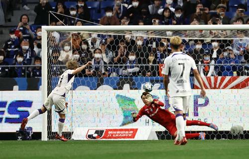 G大阪対広島　後半、PKで決勝ゴールを決める広島満田（撮影・上田博志）