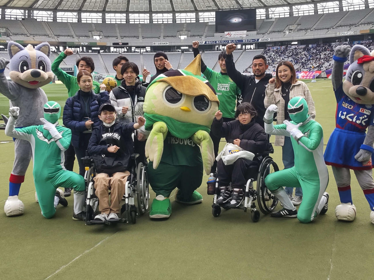 東京Vの「Green Heart Room」に招待された本間柊平さん（前列中央左）と岩井杏さん（前列中央右）