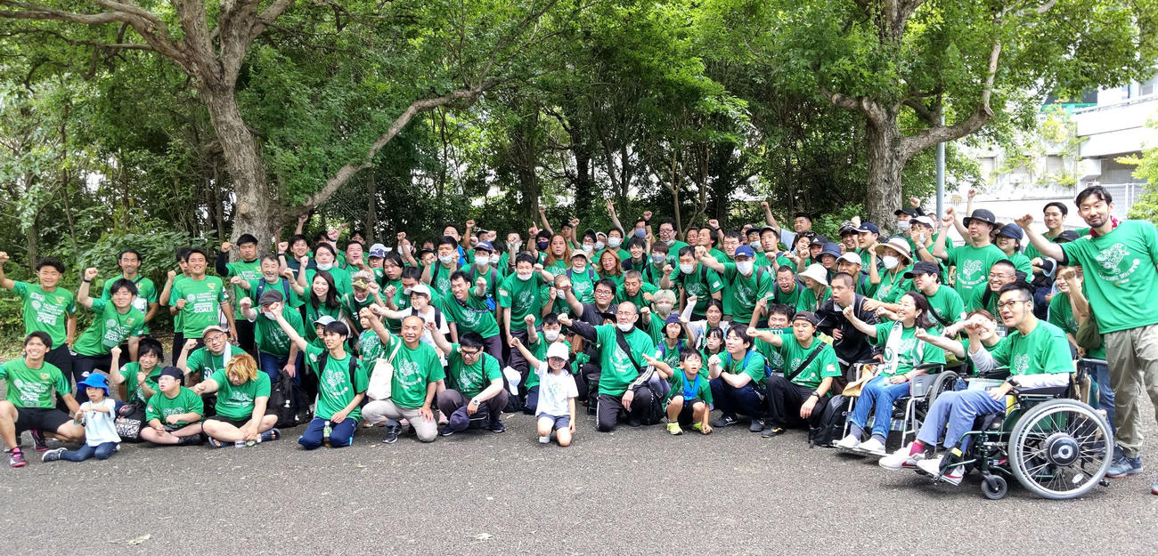 「Green Heart Project」参加者と写真に納まる北沢氏（中央）