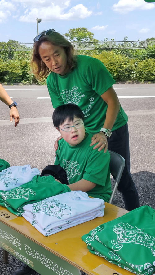 来場した東京V・OB北沢豪氏はTシャツ販売ブースにも顔を出して参加者と交流した