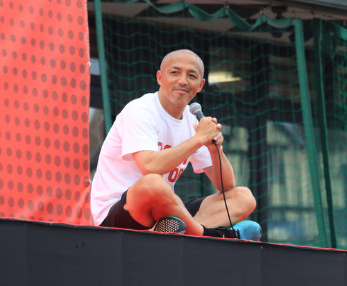 16日のファンイベントでサプライズトークショーを行った札幌小野（撮影・保坂果那）