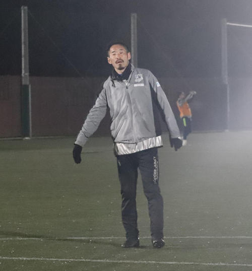 日付が変わるころまでシュート練習に励むFIFTY CLUBのFW大久保哲哉