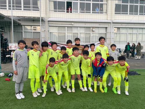 「TENMA SOTA CUP」で優勝した比叡蹴球少年団と記念撮影する京都MF川崎颯太（後列右から5番目）。HEROES CHAMPIONSHIP提供