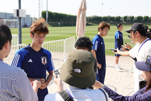 取材を受けるトレーニングパートナーの大関（左）。中央は上田、右は毎熊（2024年1月20日・現地時間）