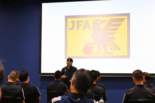 プロフェッショナルレフェリーキャンプで挨拶する扇谷健司審判委員長（撮影・飯岡大暉）