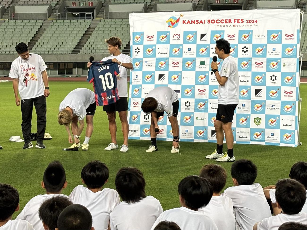 KANSAI SOCCER FESで表彰式の景品を用意する（左から）田中裕介氏、FW古橋亨梧、橋本拳人、宮原勇太、橋本英郎（撮影・永田淳）