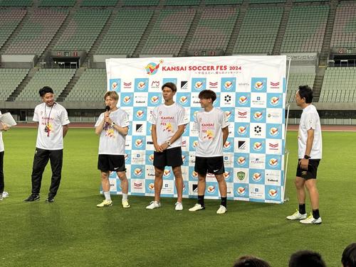 KANSAI SOCCER FESに参加した（左から）田中裕介氏、FW古橋亨梧、橋本拳人、宮原勇太、橋本英郎（撮影・永田淳）