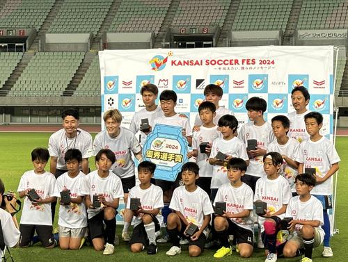 KANSAI SOCCER FESで記念撮影に収まる田中裕介氏（中列左端）、FW古橋亨梧（同2番目）ら（撮影・永田淳）