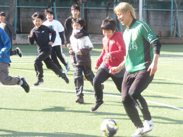 小学生とサッカーを楽しむ東京Vの稲見哲行（右）