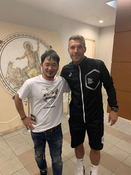 元ドイツ代表FWポドルスキ（左）と近江孝行さん（近江さん提供）