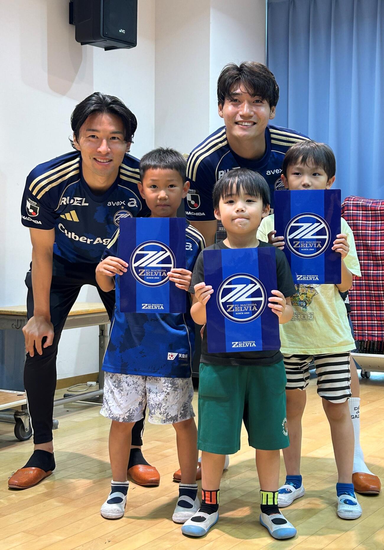 小学校を訪問し、子どもたちと触れ合う町田DF岡村大八とDF中山雄太