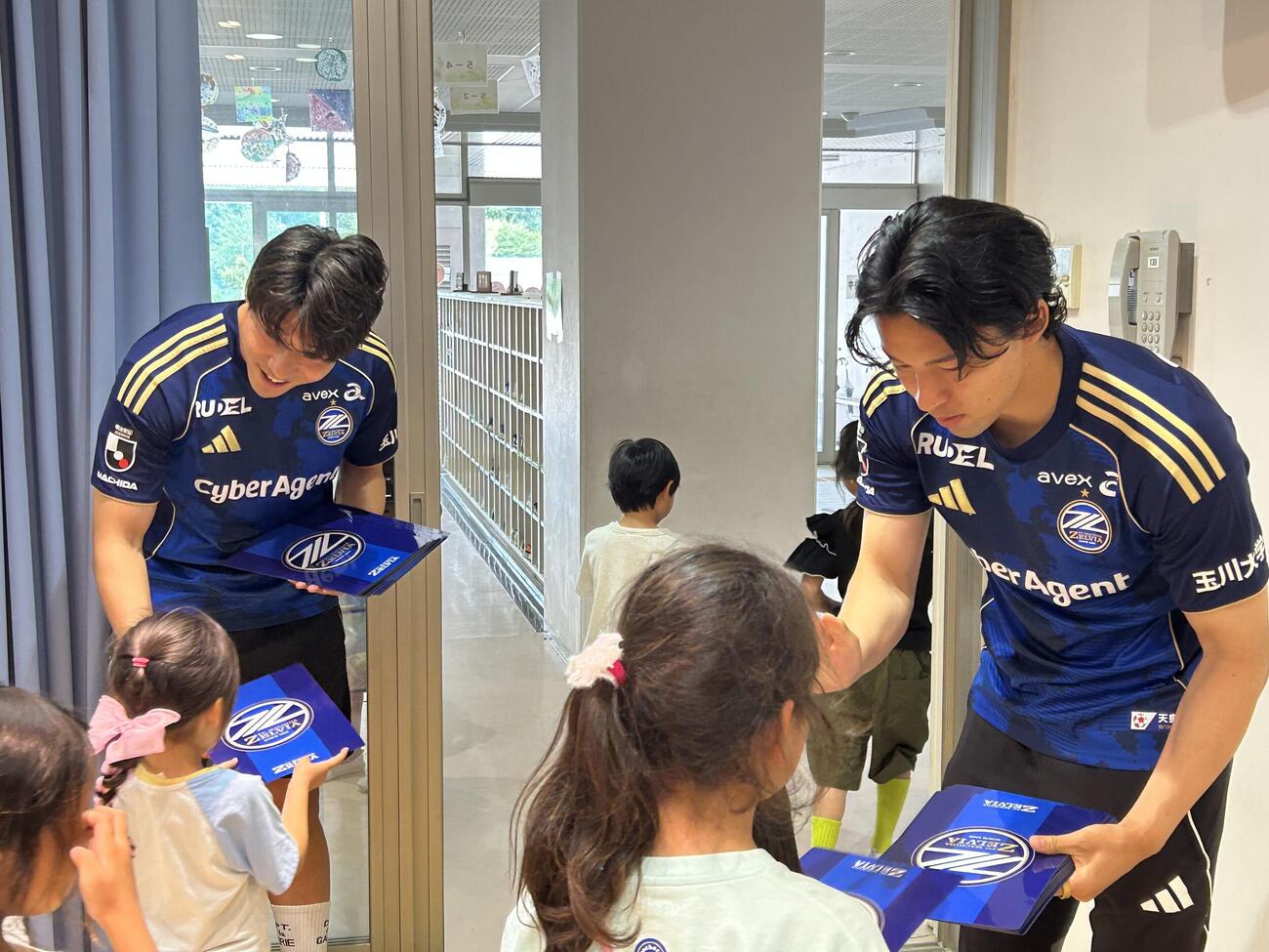 小学校を訪問し、子どもたちと触れ合う町田DF岡村大八とDF中山雄太