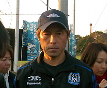 マグノ・アウベスの練習不参加に険しい表情の西野監督（撮影・北村泰彦）