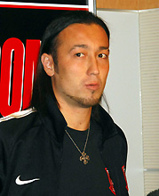 練習を終え厳しい表情の闘莉王（撮影・酒井清司）