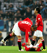 【横浜ＦＣ－浦和】Ｖ逸に倒れ込む長谷部と手を伸ばす小野（撮影・鹿野芳博）