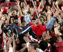 スタンドに入ったオリベイラ監督はサポーターの手で胴上げ（撮影・中村誠慈）