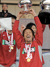 天皇杯を掲げ、大会制覇を喜ぶ鹿島柳沢（共同）