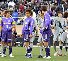 【鹿島－広島】鹿島に敗れ、肩を落とす佐藤（左端）ら広島イレブン（共同）