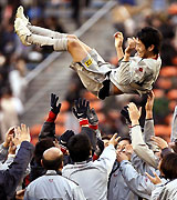 【鹿島－広島】先制ゴールを決めた内田は胴上げされる（撮影・野上伸悟）