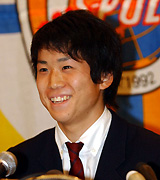 報道陣の質問に笑顔で答える流通経大柏ＦＷ大前（撮影・浜本卓也）