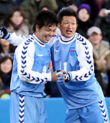 城氏（左）の引退試合で２点目ゴールにカズが祝福（撮影・鹿野芳博）