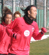 さいたま市内の練習場でランニングする浦和の闘莉王ら（共同）