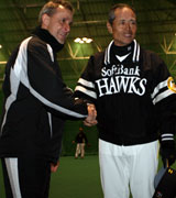 福岡のリトバルスキー監督は王監督と握手（撮影・梅根麻紀）