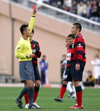 【鹿島－広島】レッドカードを受けた鹿島ＤＦ岩政（撮影・宇治久裕）