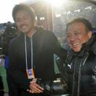 鵬翔ＯＢの浦和興梠（左）は初優勝を決めた松崎監督と笑顔で握手を交わす