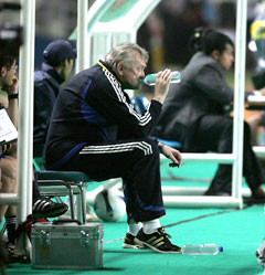 【３位決定戦　日本対韓国】試合を見つめながらベンチで水を飲むオシム監督