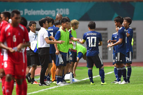 前半、指示を出す森保監督（撮影・清水貴仁）