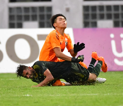 後半、ボールをクリア後に相手選手と接触するＧＫ小島（撮影・清水貴仁）